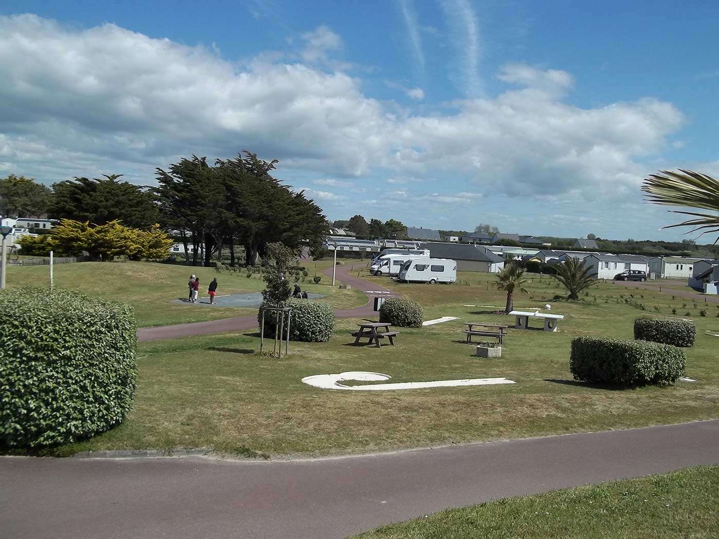 découvrez l'aire camping-car le guen, offrant des équipements modernes et des services complets pour un séjour confortable et agréable en pleine nature.