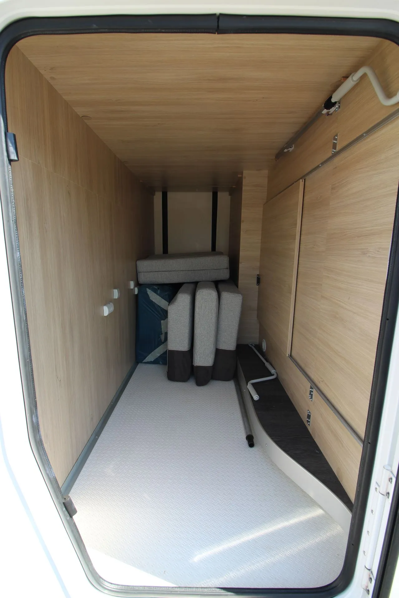 découvrez notre sélection de camping-cars 4x4 d'occasion fiables pour , parfaits pour vos aventures tout-terrain en toute sécurité et confort.