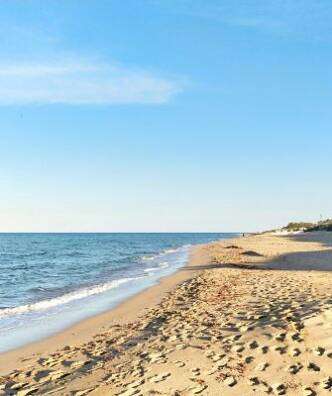 découvrez nos conseils pratiques et les meilleures adresses pour un camping réussi dans les pouilles, entre plages magnifiques et villages authentiques.