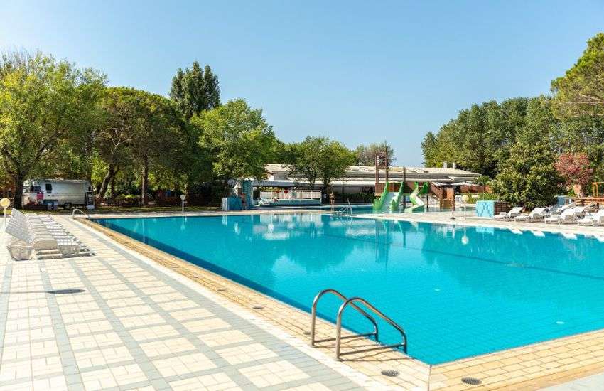 découvrez le charme d'un camping en italie au bord de la mer, profitez de plages magnifiques, d'activités nautiques et d'un cadre naturel exceptionnel pour des vacances inoubliables.