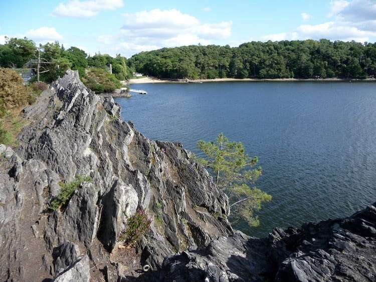 découvrez notre guide complet pour des vacances inoubliables au camping du lac de guerlédan, avec conseils, activités et hébergements adaptés à toute la famille.