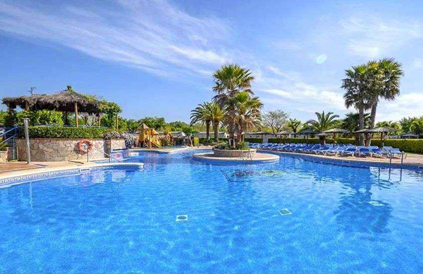 découvrez notre guide complet du camping naturiste en espagne : conseils, meilleurs sites et astuces pour des vacances en pleine nature et en toute liberté.