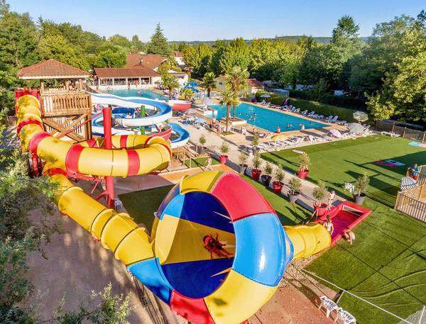découvrez notre camping avec parc aquatique en dordogne, idéal pour des vacances en famille alliant nature, détente et loisirs aquatiques dans un cadre exceptionnel.