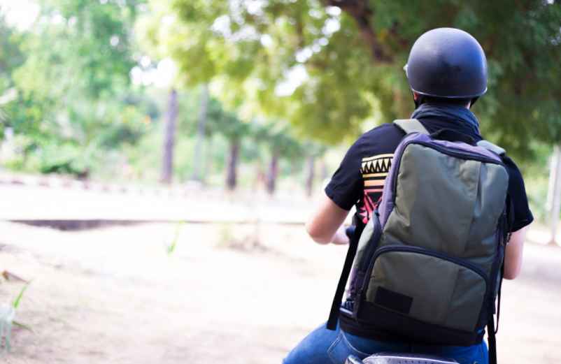 découvrez notre guide complet pour explorer santorin en scooter : conseils pratiques, itinéraires incontournables et astuces pour une aventure inoubliable.