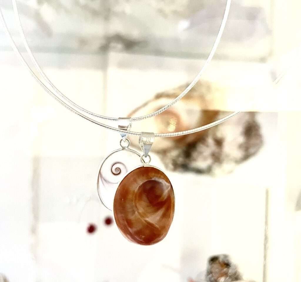 découvrez l'œil de saint lucie en corse, un trésor naturel unique aux couleurs éclatantes, parfait pour les passionnés de minéraux et la beauté méditerranéenne.