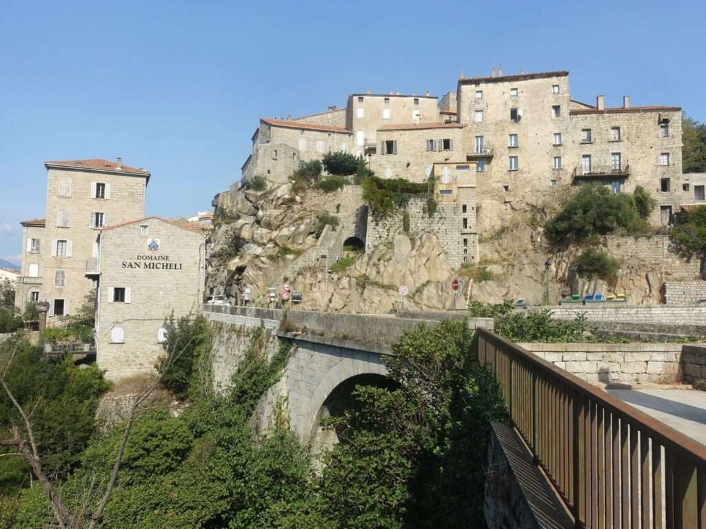 découvrez les incontournables de propriano : plages magnifiques, sites historiques et paysages naturels à ne pas manquer lors de votre visite en corse.
