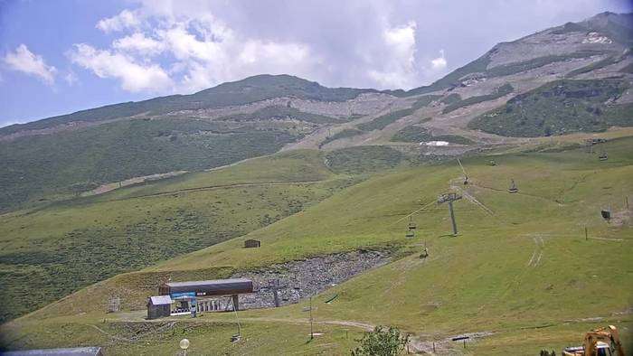 découvrez les webcams en direct des pistes de piau-engaly pour suivre les conditions d'enneigement et la météo avant votre journée de ski.
