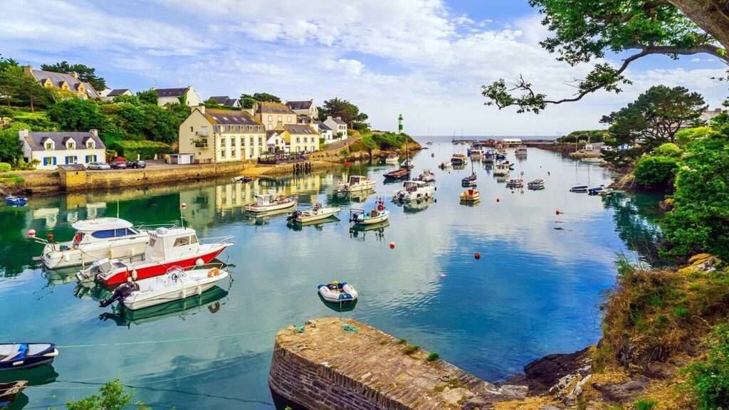 découvrez le camping doelan, un lieu idéal pour des vacances en pleine nature, entre mer et paysages préservés. profitez d'un séjour convivial et ressourçant au cœur de la bretagne.