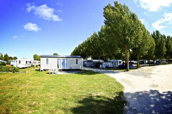découvrez le camping la darotte, un havre de paix au cœur de la nature, idéal pour des vacances en famille ou entre amis avec des activités variées et un cadre convivial.