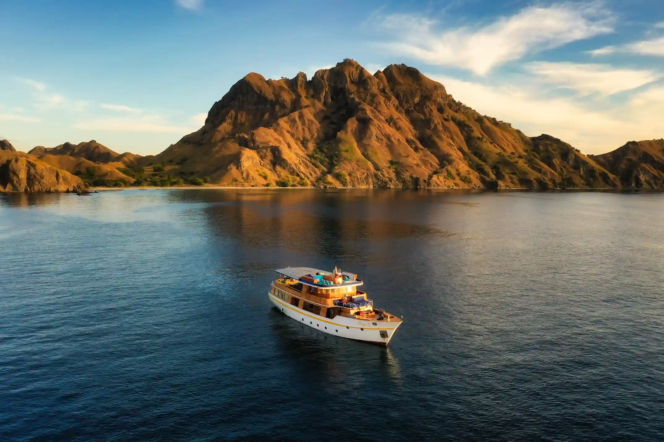 découvrez l'aventure unique à bord d'une croisière komodo, explorez les paysages sauvages, la faune exceptionnelle et profitez d'un voyage inoubliable entre îles paradisiaques.