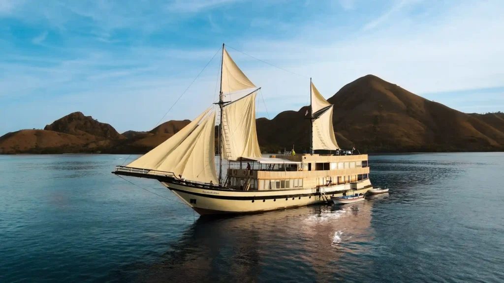 découvrez komodo cruise, une expérience unique de croisière à travers les paysages époustouflants du parc national de komodo. explorez des plages paradisiaques, rencontrez les célèbres dragons de komodo et profitez d'une aventure inoubliable en indonésie.