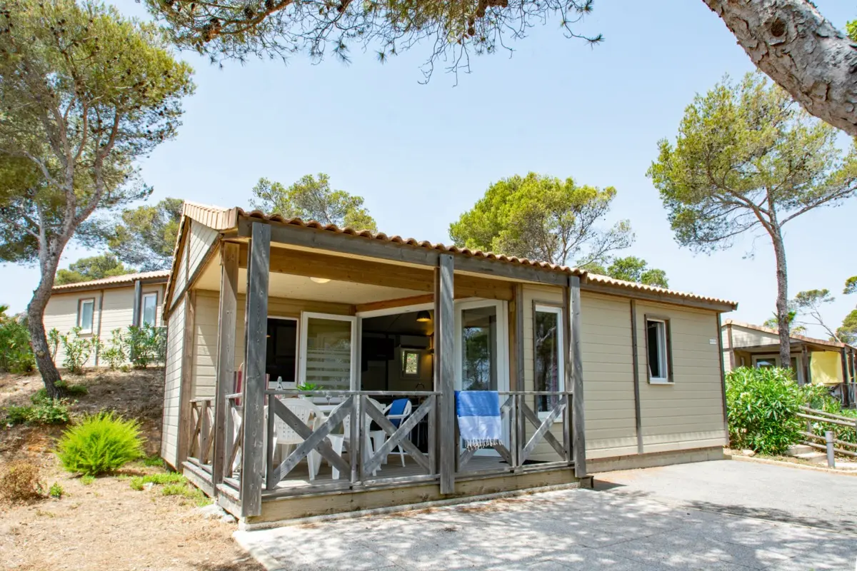 découvrez nos campings avec bungalows confortables, parfaits pour des vacances en pleine nature alliant détente et convivialité.