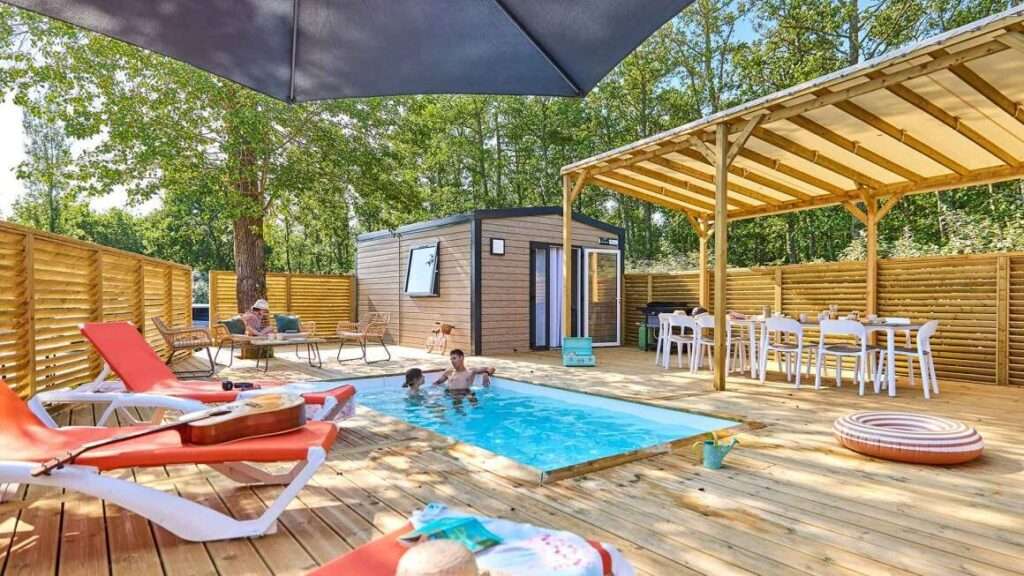 découvrez le plaisir d'un camping avec piscine privée pour des vacances confortables et exclusives en pleine nature.