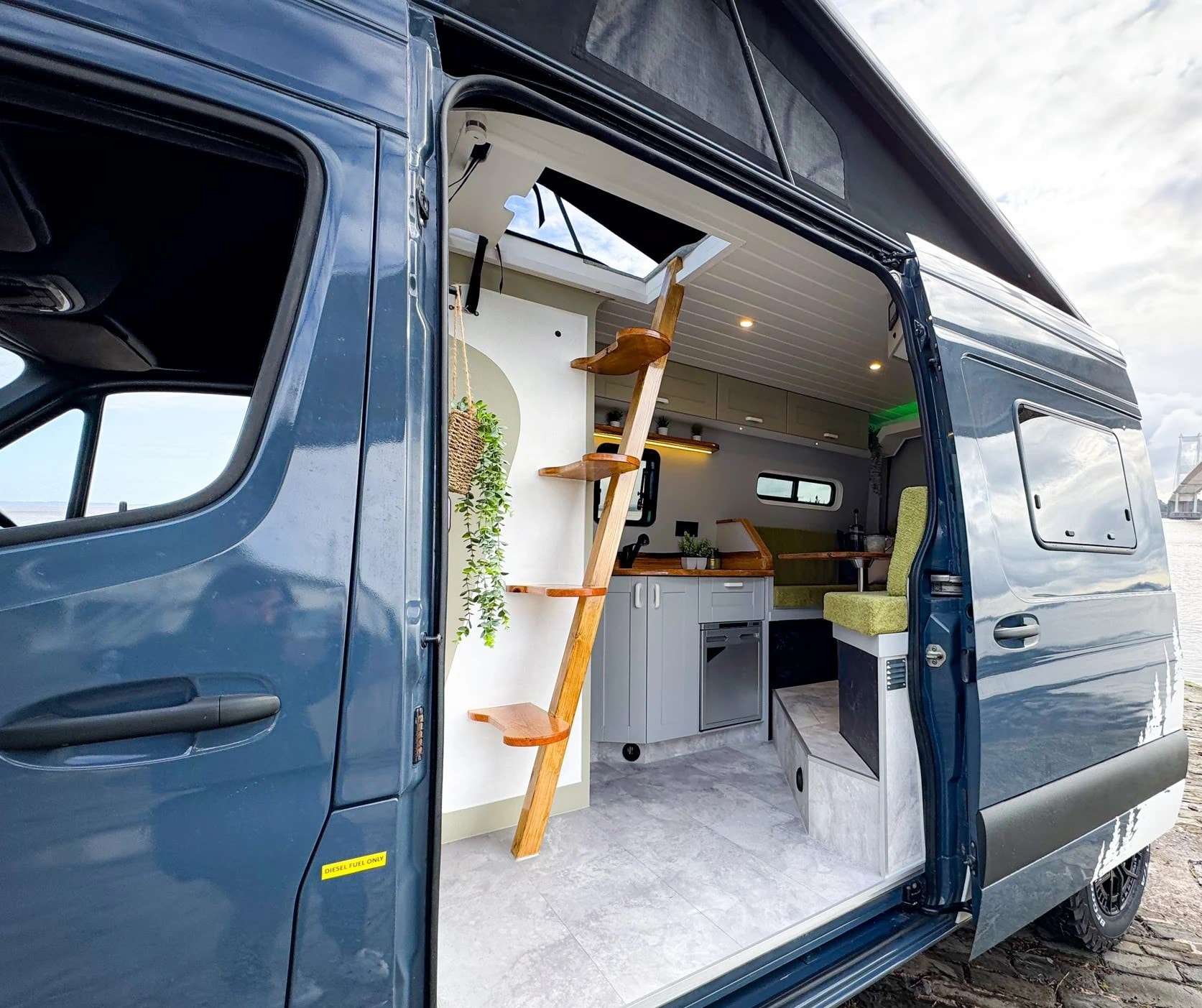 découvrez notre camping-car compact, idéal pour des aventures pratiques et confortables en toute liberté. parfait pour explorer sans compromis sur l'espace.