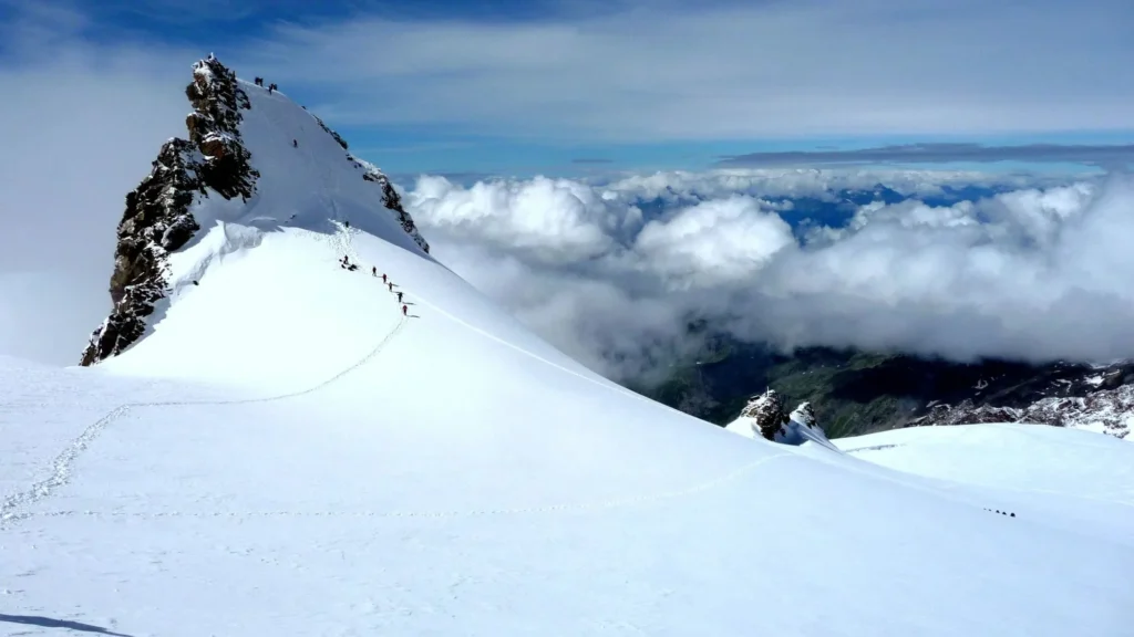 découvrez l'ascension du mont rose, une aventure inoubliable offrant des panoramas spectaculaires et un défi pour les amateurs d'alpinisme.
