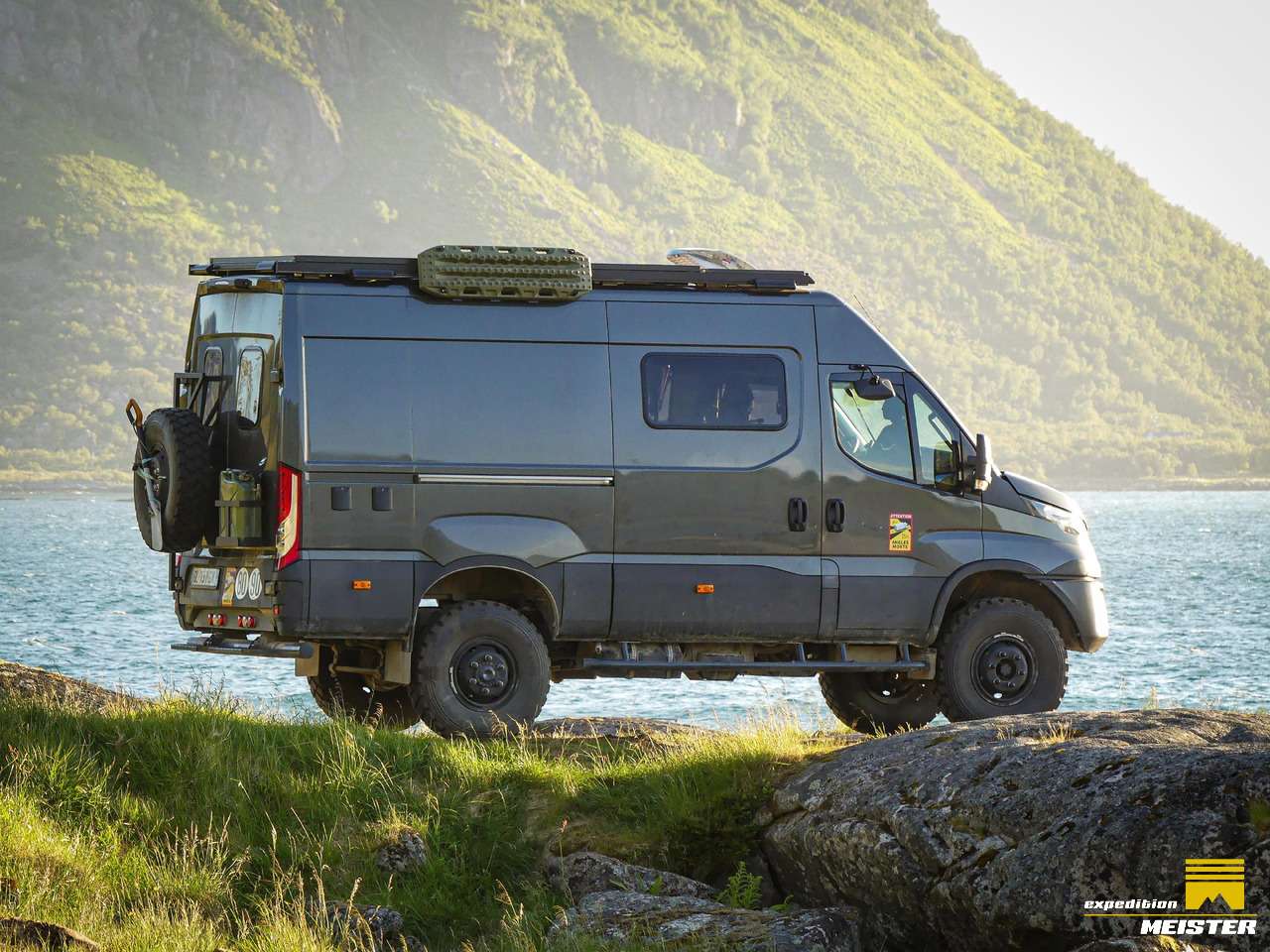 découvrez le x4 campervan, un véhicule compact et tout équipé idéal pour vos aventures en plein air. profitez du confort et de la liberté sur la route grâce à ce camping-car pratique et moderne.