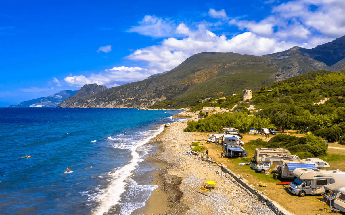 découvrez les meilleurs campings en corse pour des vacances inoubliables au cœur de paysages naturels exceptionnels, entre mer et montagne.