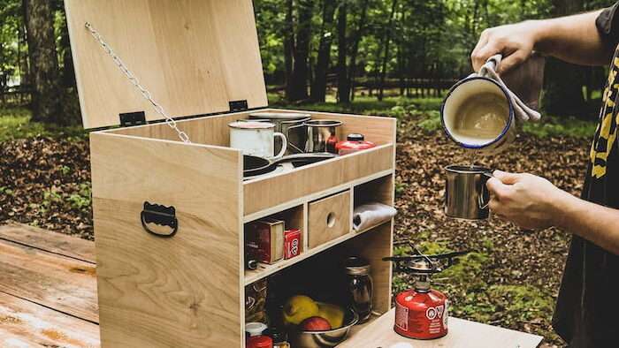 découvrez notre camping box pratique et tout-en-un, idéale pour vos aventures en plein air. compacte, facile à transporter et équipée pour répondre à tous vos besoins de camping.