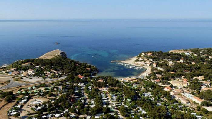 découvrez le camping sausset les pins, un lieu idéal pour des vacances en famille au bord de la mer méditerranée, offrant des emplacements ombragés, des activités variées et un cadre naturel magnifique.