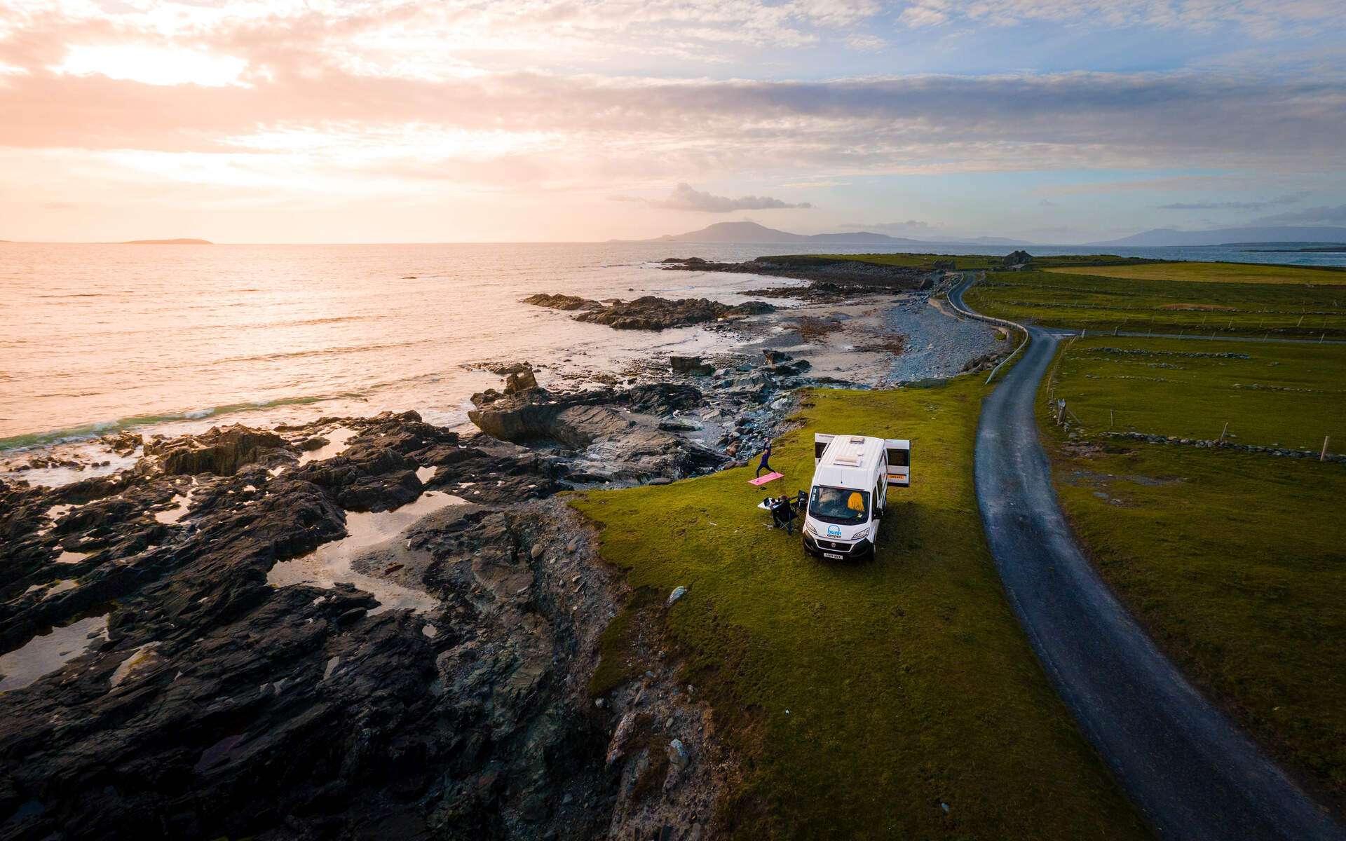 découvrez l'irlande en van aménagé : itinéraires, conseils pratiques et astuces pour un road trip inoubliable à travers les paysages magnifiques de l'île d'émeraude.