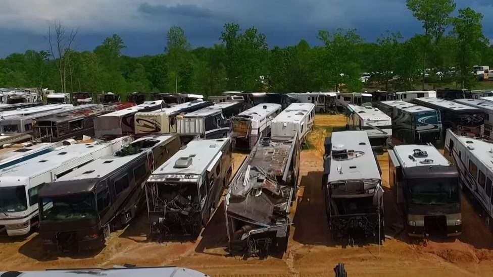 découvrez notre cimetière de camping-cars offrant une vaste sélection de pièces détachées de motorhomes d'occasion à prix compétitifs. trouvez tout ce dont vous avez besoin pour réparer ou restaurer votre véhicule de loisirs.