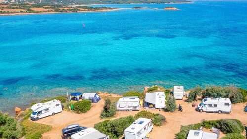 découvrez le camping en bord de mer en sardaigne, profitez de plages magnifiques, de paysages naturels et d'activités en plein air pour des vacances inoubliables.