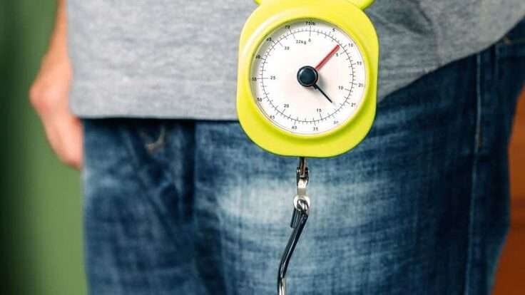 apprenez comment peser votre valise sans balance grâce à des méthodes simples et efficaces pour éviter les frais de bagages supplémentaires.
