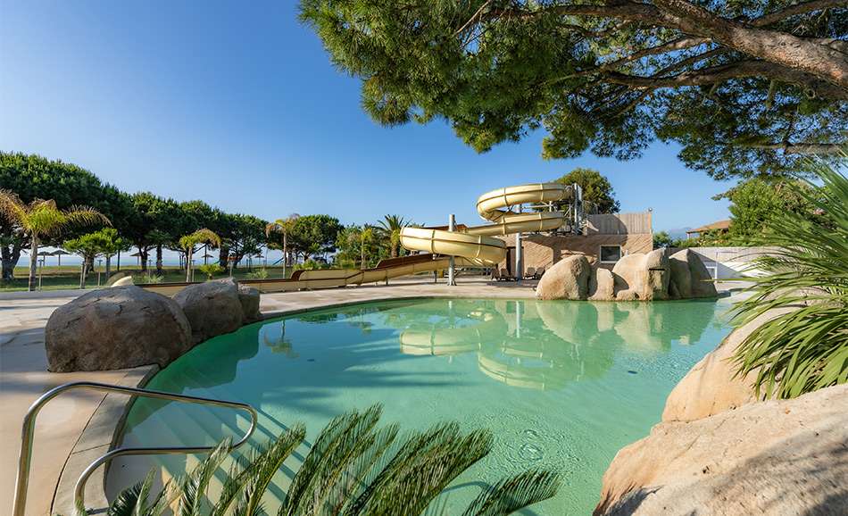 découvrez un camping en corse avec parc aquatique, idéal pour des vacances en famille alliant nature, confort et loisirs aquatiques pour petits et grands.