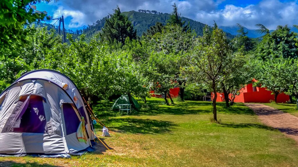 découvrez le camping en corse : profitez de paysages magnifiques, plages paradisiaques et nature préservée pour des vacances inoubliables.