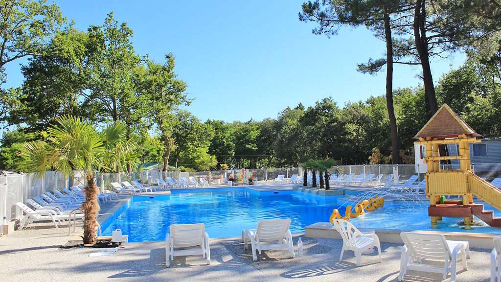 découvrez nos campings vacaf en charente-maritime, idéals pour des vacances abordables en famille au cœur de la nature et près de la mer.