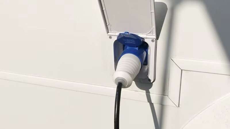 découvrez notre prise d'alimentation pour camping-car, idéale pour une connexion sûre et fiable lors de vos aventures en plein air.