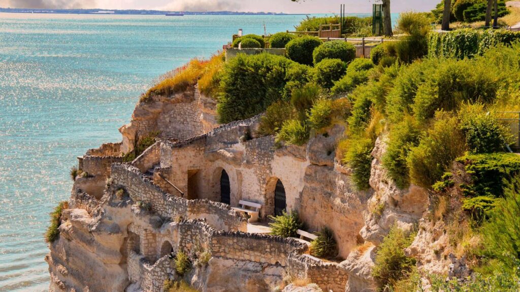 découvrez les trésors cachés de la charente-maritime, une destination authentique alliant patrimoine, nature préservée et charme pittoresque.
