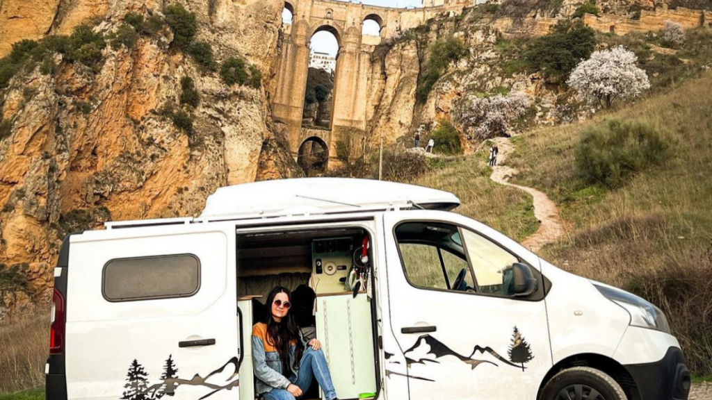 découvrez l'espagne en campervan : aventure, liberté et paysages magnifiques pour un road trip inoubliable.